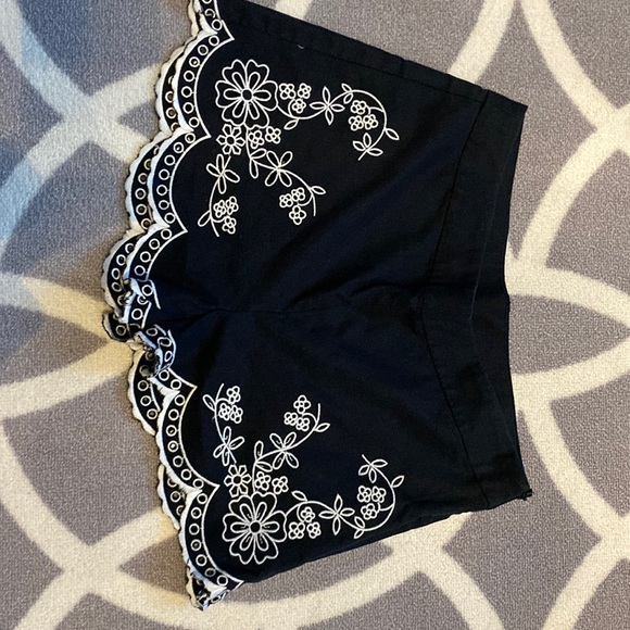 Embroidered shorts - Picture 3 of 6